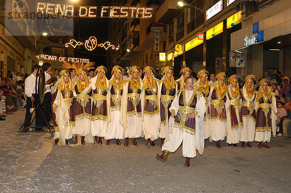 Festlich gekleidete Frauen bei einer Parade mit Schwert  Tanz  fiesta  Umzug  moros y cristianos  Calpe  Costa Blanca  Spanien