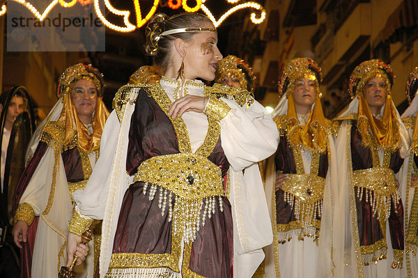 Festlich gekleidete Frauen bei einer Parade  Tanz  fiesta  Umzug  moros y cristianos  Calpe  Costa Blanca  Spanien