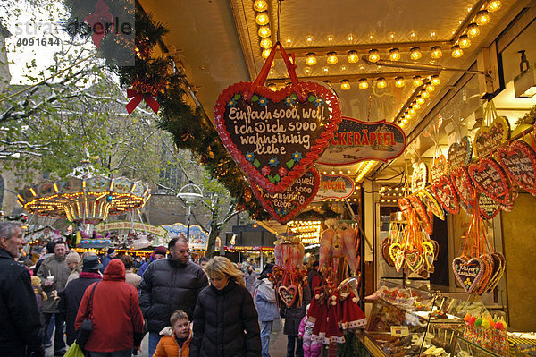 Stand mit Lebkuchenherzen  Suesswaren  Lebkuchen  Weihnachtsmarkt  Weihnachten  Dortmund  NRW  Nordrhein Westfalen  Deutschland