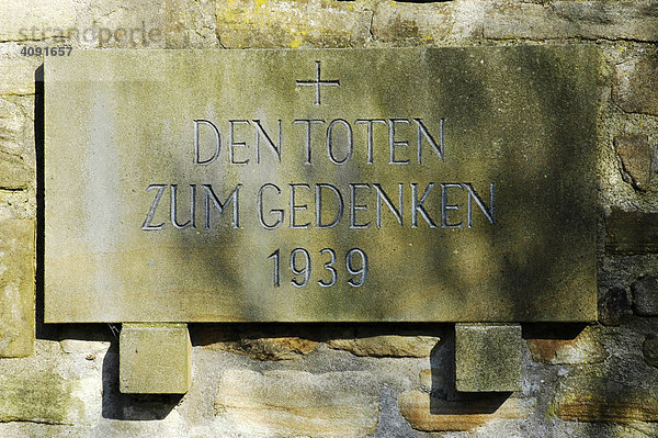 Gedenktafel aus Stein  den Toten zum Gedenken  1939  St Urbanus Kirche Huckarde  Huckarde  Dortmund  NRW  Nordrhein Westfalen  Ruhrgebiet  Deutschland