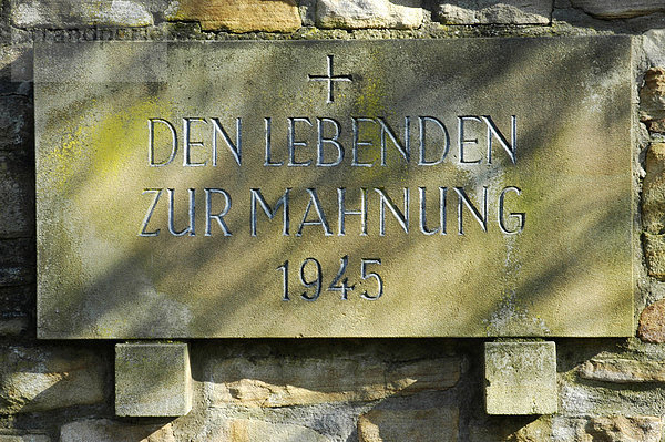 Gedenktafel aus Stein  den Lebenden zur Mahnung  1945  St Urbanus Kirche Huckarde  Huckarde  Dortmund  NRW  Nordrhein Westfalen  Ruhrgebiet  Deutschland