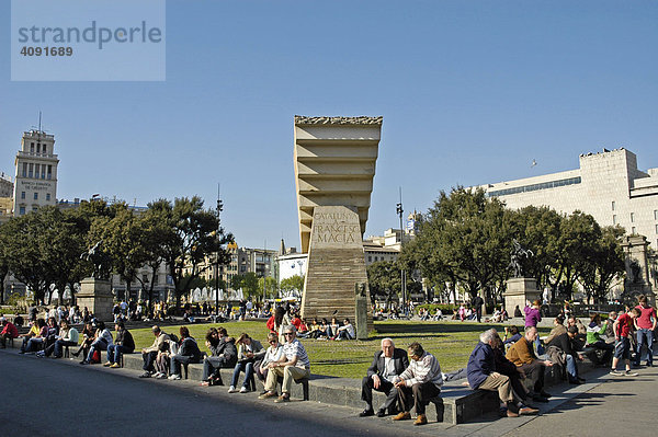 Menschen sitzen auf der Plaza de Catalunya  Barcelona  Katalonien  Spanien
