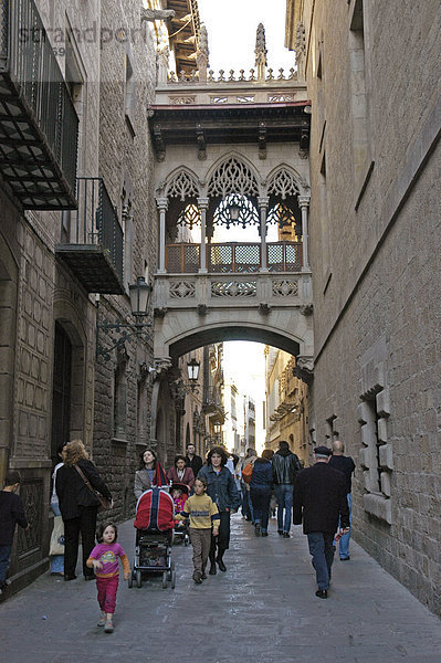 Barcelonas Seufzerbruecke  Touristen in der Carrer del Bisbe  gotisches Viertel  Barcelona  Katalonien  Spanien