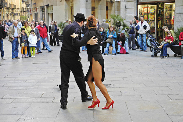Paar tanzt Tango auf der Strasse vor Zuschauern  gotisches Viertel  Barcelona  Katalonien  Spanien