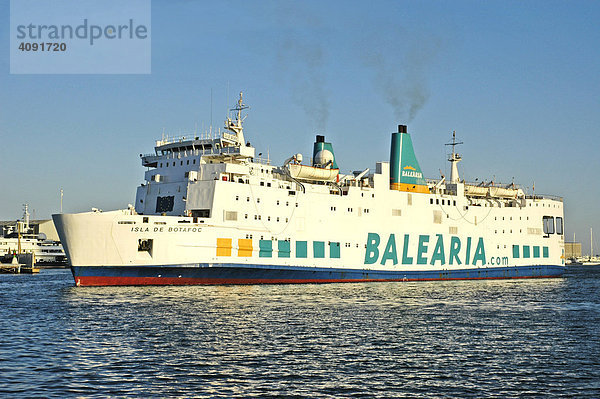 Das Faehrschiff Isla de Botafoc im Hafen  Balearia  Transportschiff  Barcelona  Katalonien  Spanien