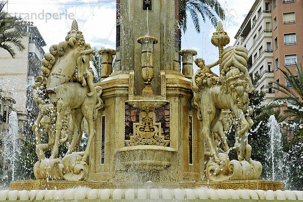 Brunnen und Denkmal an der Plaza Los Luceros  Alicante  Spanien