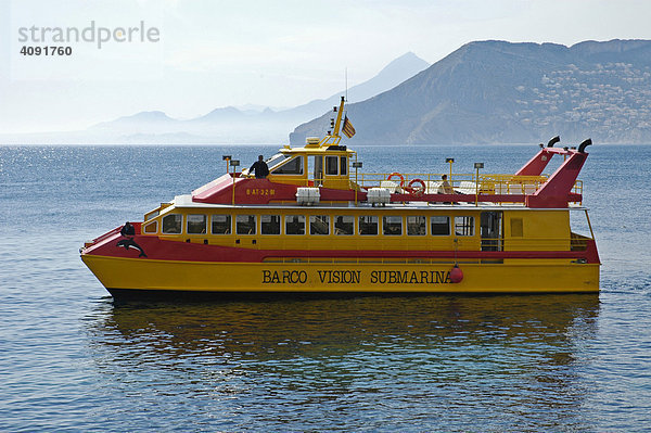 Ausflugsboot vor der Kueste von Calpe  Costa Blanca  Spanien