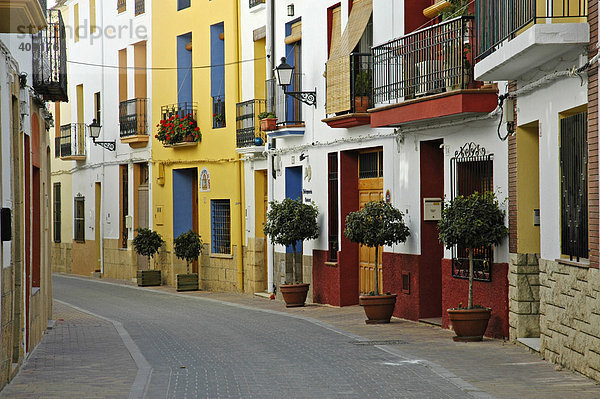 Gasse in der Altstadt mit bunten  geschmueckten Haeusern  La Nucia  Costa Blanca  Spanien