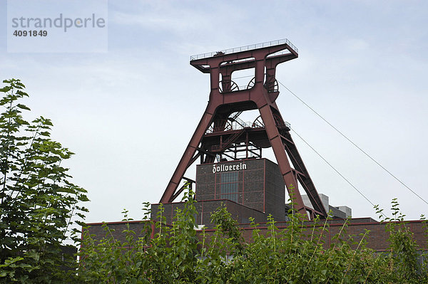 Foerderturm der Zeche Zollverein  Essen  Katernberg  Ruhrgebiet  NRW  Nordrhein-Westfalen  Deutschland
