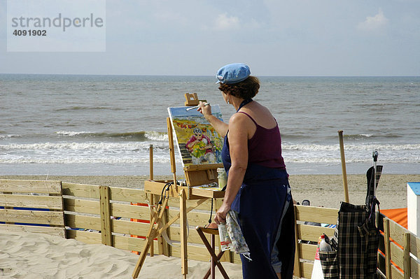 Malerin mit Staffelei am Strand  Noordwijk  Südholland  Holland  Niederlande