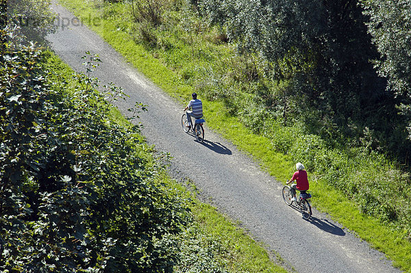 Radfahrer im Tal der Weser  Porta Westfalica  Teutoburger Wald  NRW  Nordrhein Westfalen  Deutschland