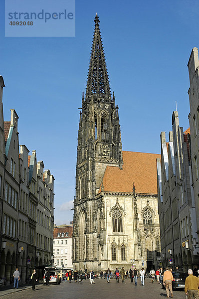 St. Lamberti Kirche und Prinzipalmarkt  Münster  NRW  Nordrhein Westfalen  Deutschland
