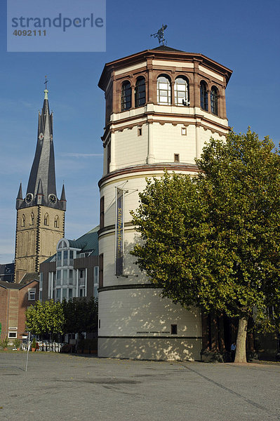 Schifffahrtsmuseum und der schiefe Kirchturm der St Lambertus Basilika  Düsseldorf  NRW  Nordrhein Westfalen  Deutschland