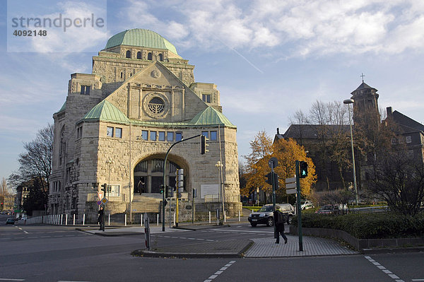 Alte Synagoge und die altkatholische Friedenskirche  Essen  NRW  Nordrhein Westfalen  Deutschland