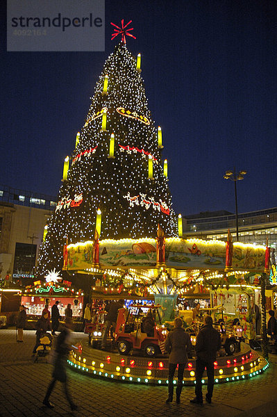 Der größte Weihnachtsbaum der Welt  45 m hoch  Weihnachtsmarkt  Dortmund  NRW  Nordrhein Westfalen  Deutschland
