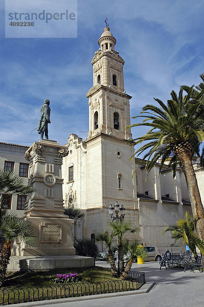 Rathausplatz  Kirche San Pedro  Denkmal Jorge Juan  Novelda  Alicante  Costa Blanca  Spanien