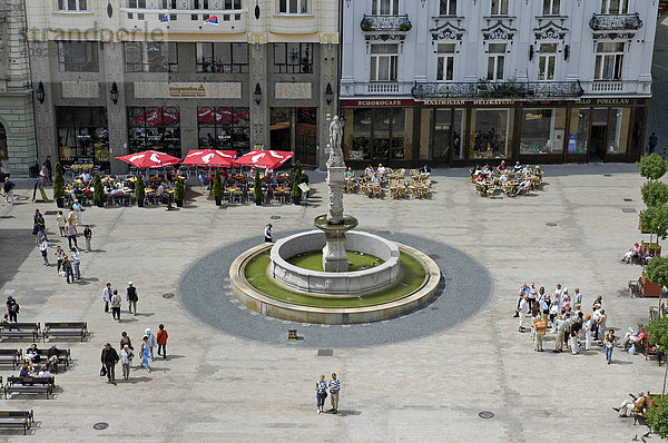 Hauptplatz  Rolandbrunnen  Rolandstatue  Bratislava  Pressburg  Slowakei  Slowakische Republik  Osteuropa