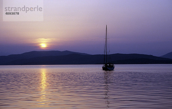 Segelboot bei Sonnenuntergang  Griechenland