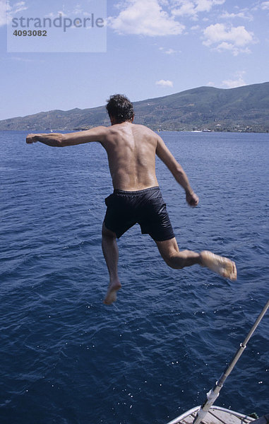 Mann springt ins Meer  Griechenland
