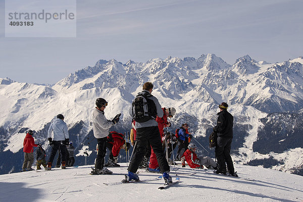 Skifahrer in den Alpen vor der Abfahrt  Veysonnaz  4 Valleez  Wallis  Schweiz