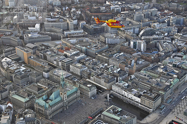 Rettungshubschrauber Eurocopter Medicopter BK 117 im Flug über dem Hamburger Rathaus  Hamburg  Deutschland