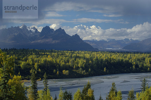 Lichtstimmung am Chulitna River Denali State Park   Alaska   USA