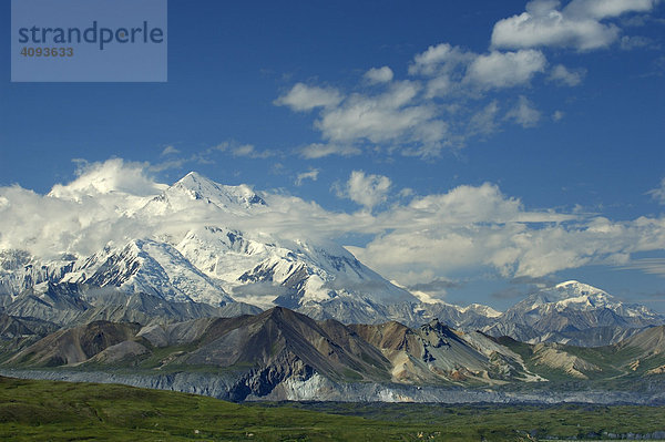 Alaskarange mit Mount McKinley Bergspitzen von Wolken umhüllt   Denali Nationalpark Alaska USA