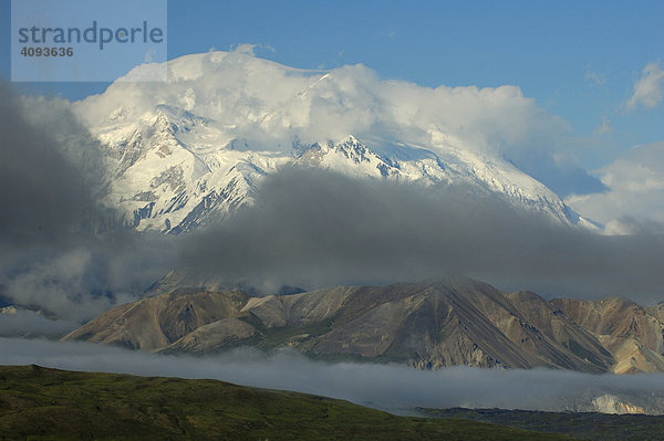 Nebelstimmung am Mount McKinley Berspitzen mit Wolken verhüllt   Denali Nationalpark Alaska USA
