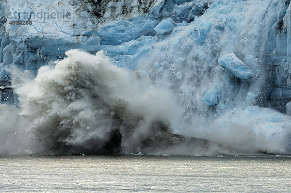 Child glacier kalbt in den Copper River  Alaska  USA  Nordamerika