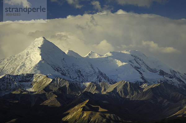 Sturmwolken über der Alaska Range  Denali Nationalpark  Alaska  USA  Nordamerika