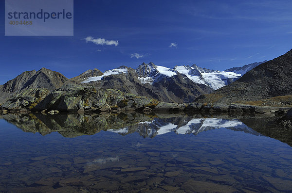 Hochgebirgsszenerie spiegelt sich in einem Gletschersee  Gran Paradiso Nationalpark  Italien  Europa