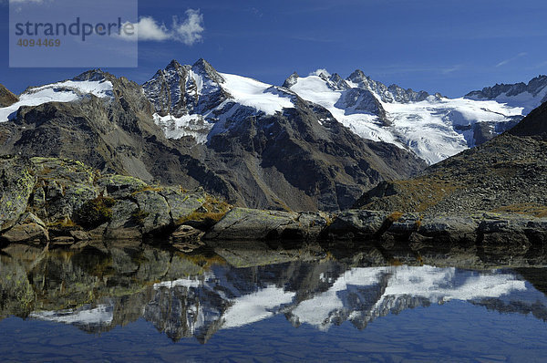 Hochgebirgsszenerie spiegelt sich in einem Gletschersee  Gran Paradiso Nationalpark  Italien  Europa