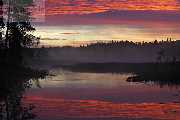 Spektakulärer Sonnenaufgang an einem Schwedischen Hochmoorsee  Dalarna  Skandinavien  Schweden  Europa