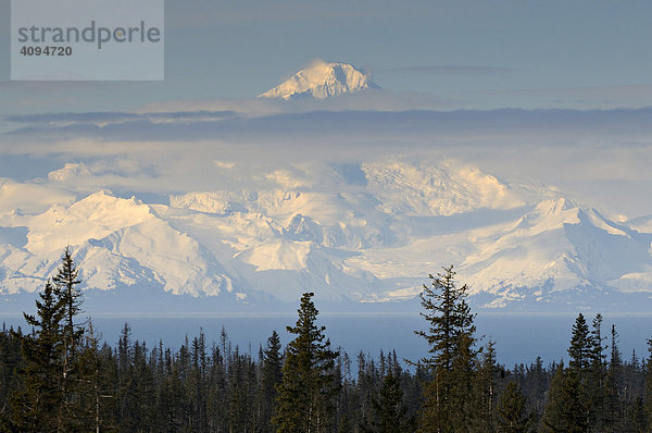 Vulkan Iliamna  er gehört zum Ring of Fire  einer Vulkankette die sich an der Küste der Kenai Peninsula entlang zieht  Alaska  USA