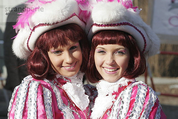 Zwei Mädchen einer Tanzgarde  Karnevalszug Berlin  Deutschland