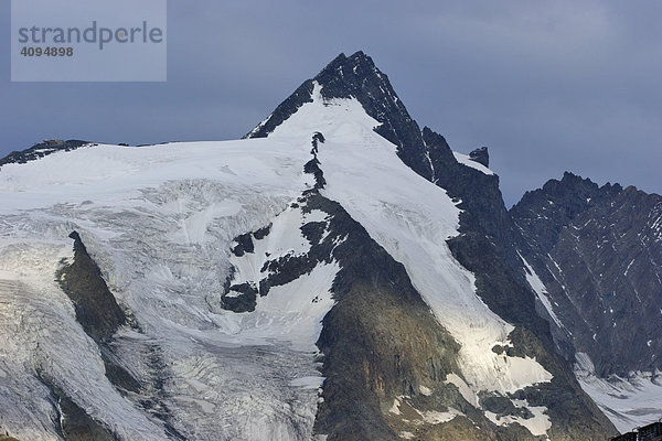 Gipfel des Großglockners bei Sonnenaufgang gesehen von der Franz Josefs Höhe Kärnten Österreich