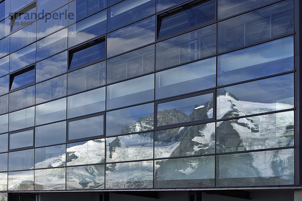 Spiegelung des Großglockners an der Fassade des Parkdecks auf der Franz Josefs Höhe Kärnten Österreich