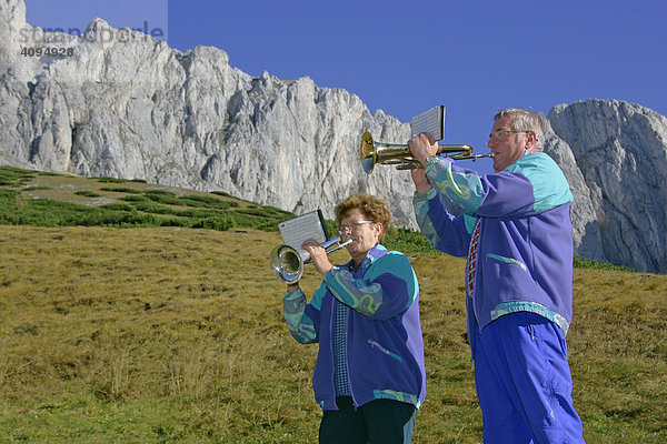 Musiker spielen auf der Fölzalm auf Hochschwab Steiermark Österreich