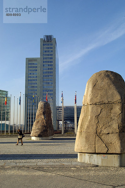 Platz vor dem Austria Center dahinter Ares Tower Donau City Wien Österreich