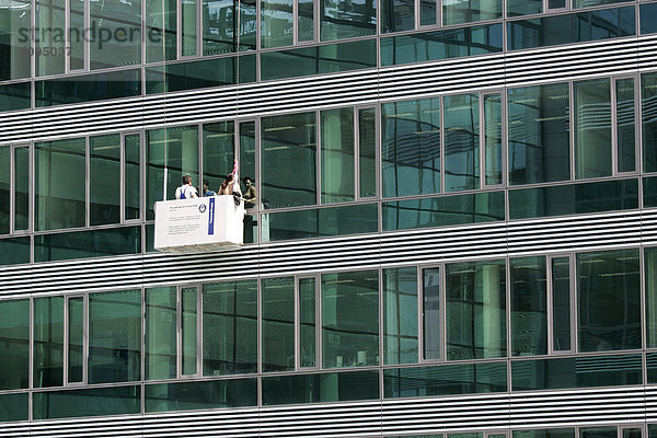 Fensterputzer bei der Arbeit an einem Bürogebäude in Wien Österreich