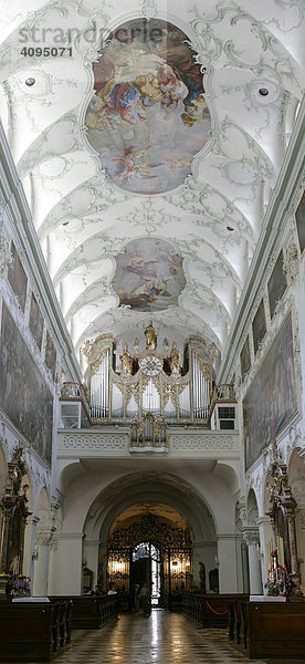 Benediktinerabtei St Peter Blick zur Decke und zur Orgel Salzburg Österreich
