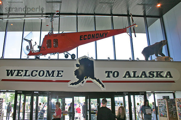 Willkommensschild im Flughafen von Anchorage Alaska USA