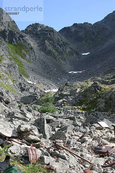 Reste aus der Goldgräberzeit und im Hintergrund die Golden Stairs der Aufstieg zum Chilkoot Paß Chilkoot Trail Alaska USA