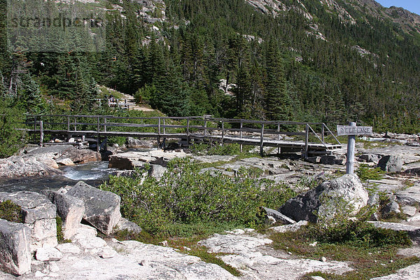 Holzbrücke über einen Gebirgsbach Chilkoot Trail Britisch Kolumbien Kanada