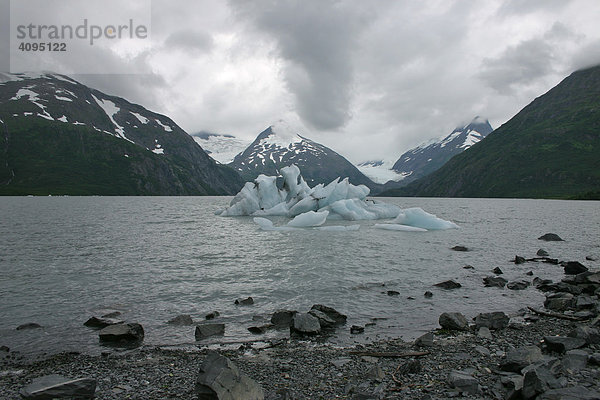 Portage Gletscher und See mit Eisberg Alaska USA