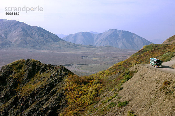 Ein Shuttle Bus vom Eielson Besucherzentrum aus gesehen Denali Nationalpark Alaska USA