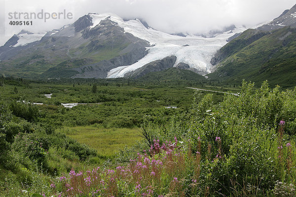 Richardson Highway führt vorbei am Worthington Gletscher in der Nähe des Thompson Paß Alaska USA