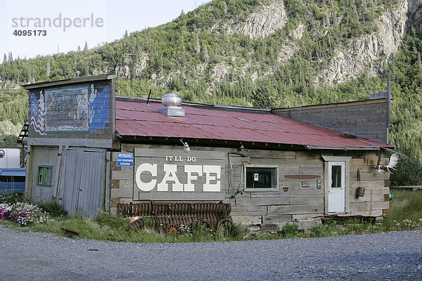 Alte Holzhütte im Ortszentrum von Chitina Alaska USA