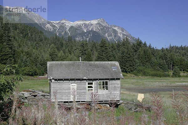 Eine einfache Fischerhütte in der Nähe der Ortschaft Haines Alaska USA