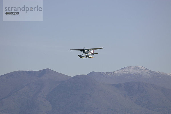 Wasserflugzeug vor den Chugach Bergen Anchorage Alaska USA